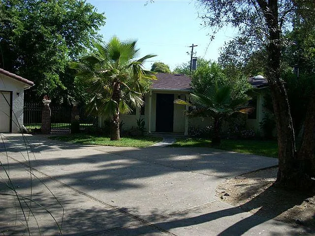 5643 Kenneth Ave photo 1