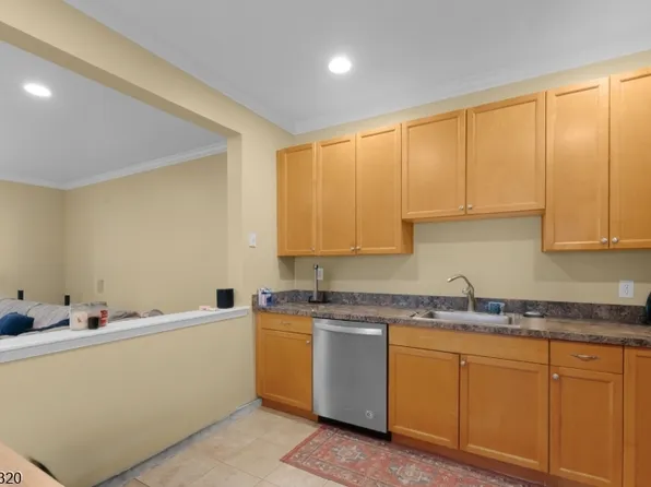 84 Autumn Ridge Rd, Morris Plains, NJ 07950