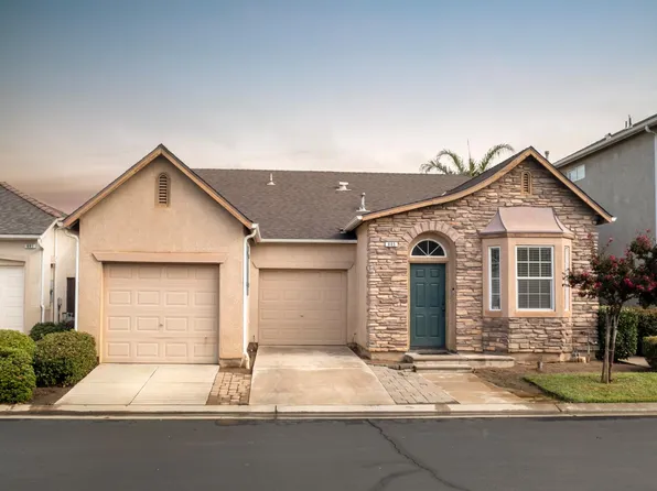 685 W Edinburgh Ln, Clovis, CA 93619