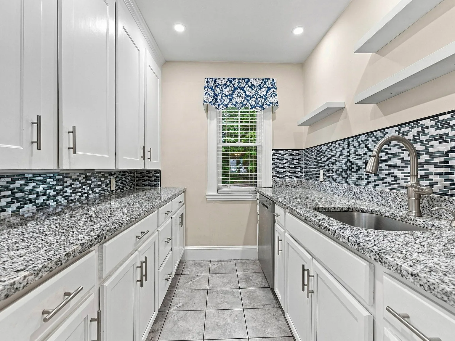3 bed, 1.0 bath, 1500 sqft, $3,600 — Photo 4