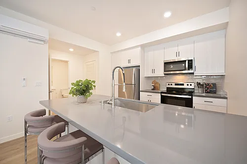 The Commodore Apartments Photo 1