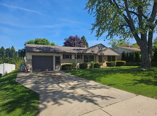117 April Ln, North Aurora, IL 60542