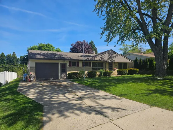 117 April Ln, North Aurora, IL 60542