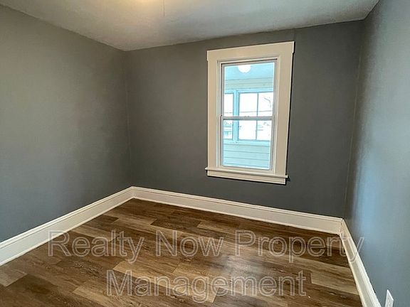 4th image of 2918 Roanoke Ave #2