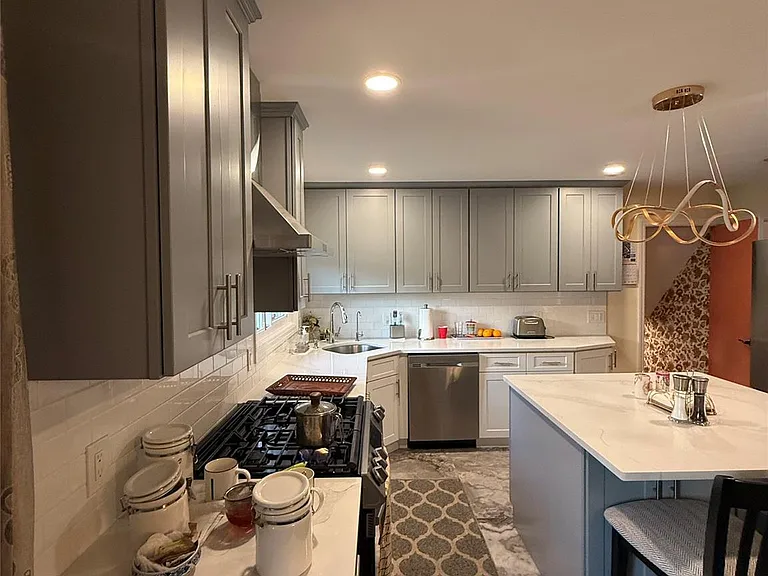 28 Peachtree Ln — Photo 6