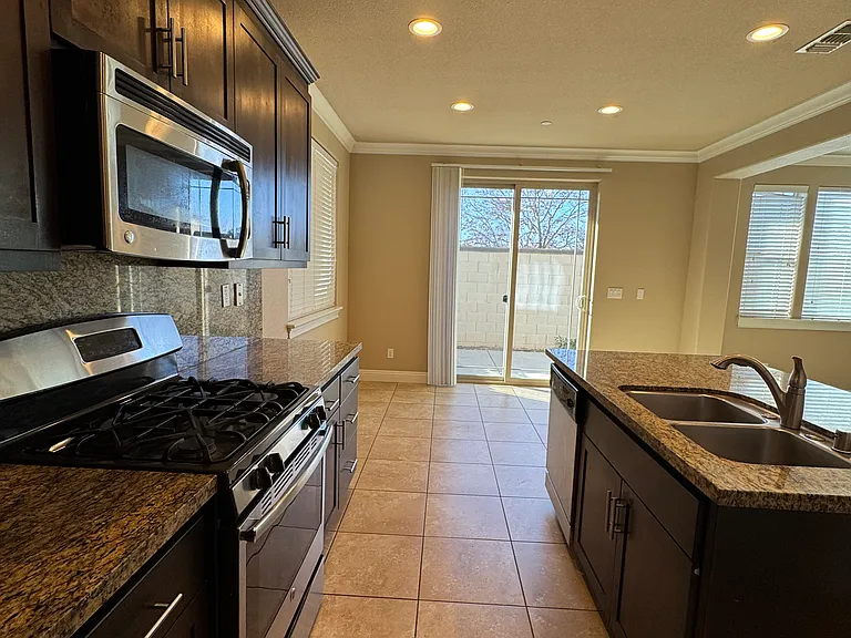 553 Addison Ct — Photo 7