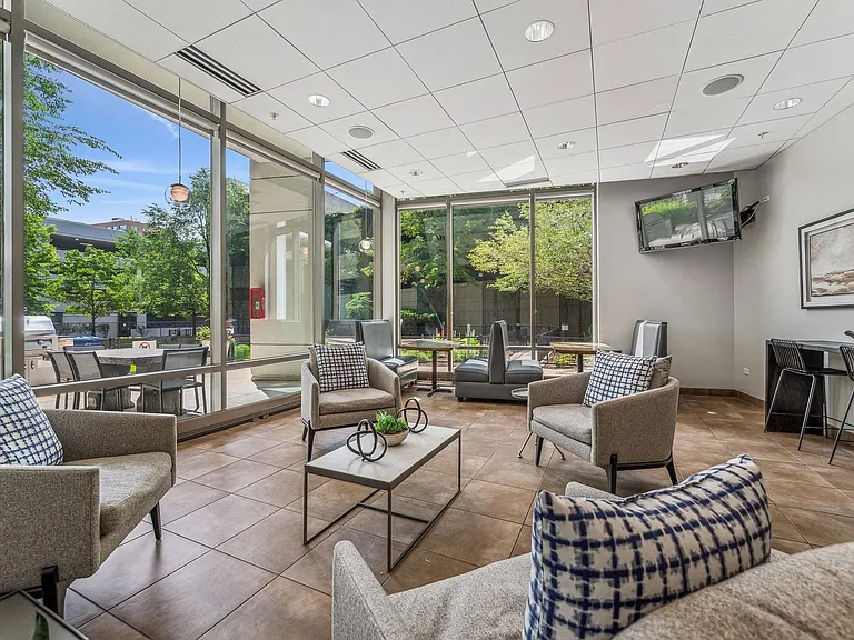 900_amenity_business lounge_16