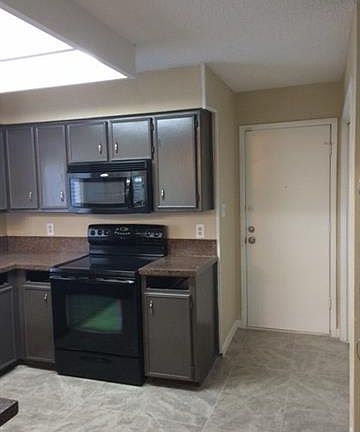 4th image of 557 Harvest Hill St