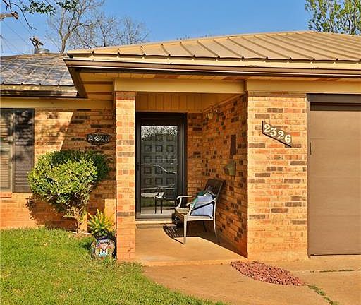 3rd image of 2326 Greenbriar Dr