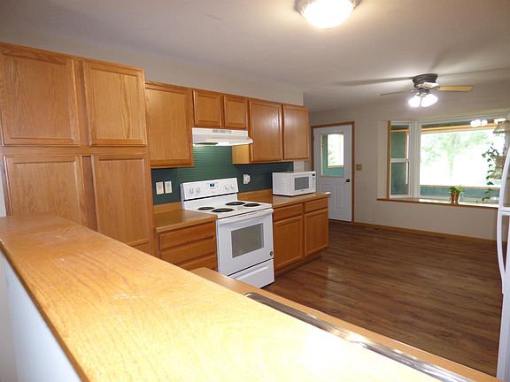 3rd image of 729 Meadow Ridge Ln