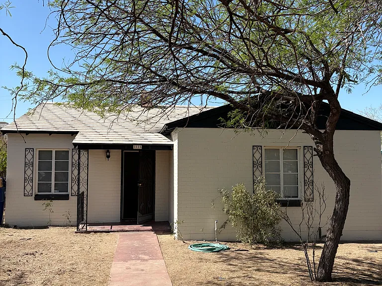 1616 E Waverly St — Photo 1
