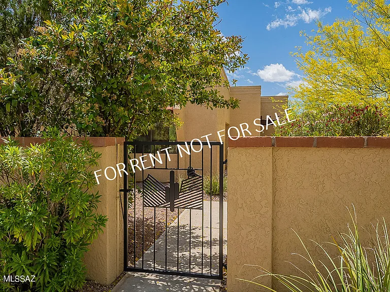 936 E Camino Diestro — Photo 2