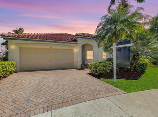 1090 Fairfield Meadows Dr, Weston, FL 33327