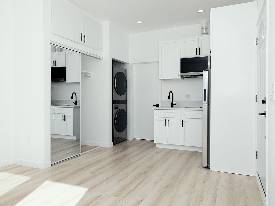 1st image of 22129 Bassett St #1/5