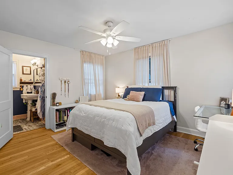 Primary bedroom w/ ensuite bathroom