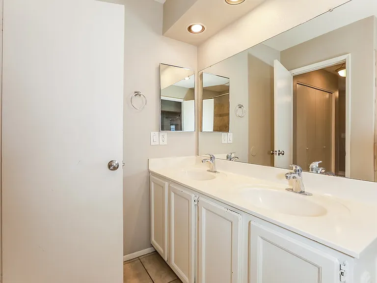 1915 S 39th St #7 — Photo 11