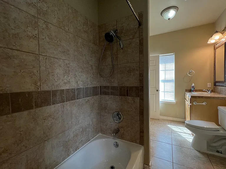 1105 N Cuernavaca Dr #B — Photo 13