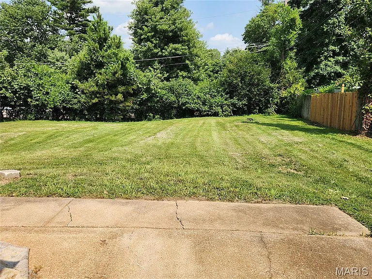 702 Vendome Ln — Photo 16