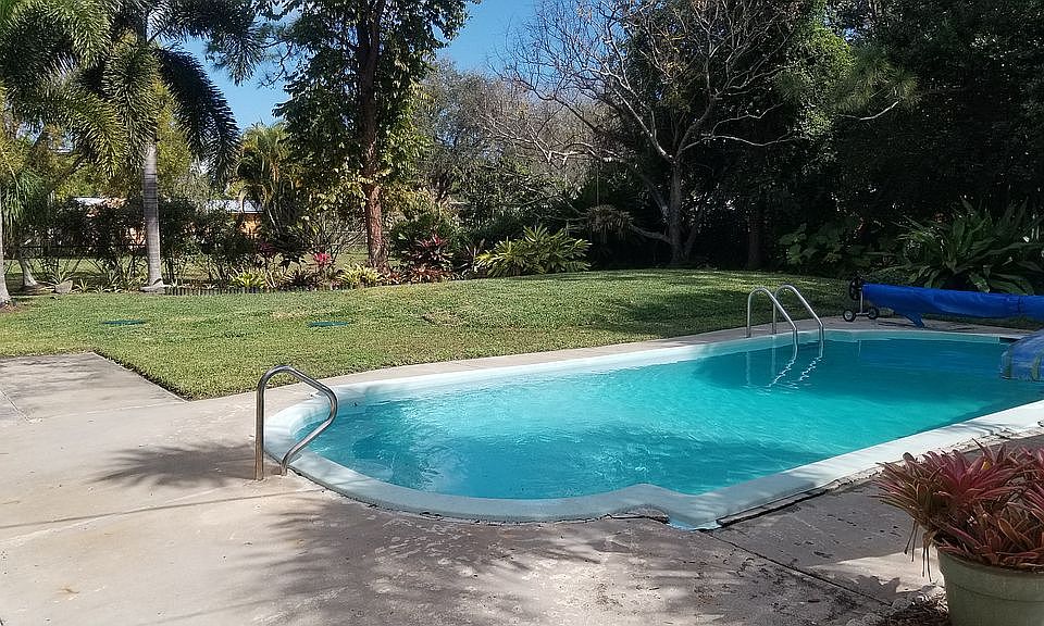 Relax in the pool 
