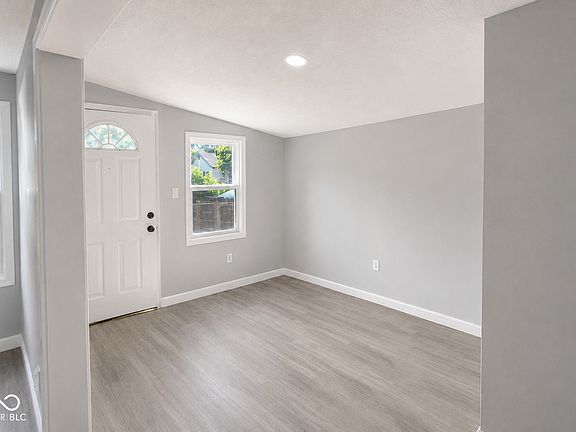 3rd image of 2504 Collier St