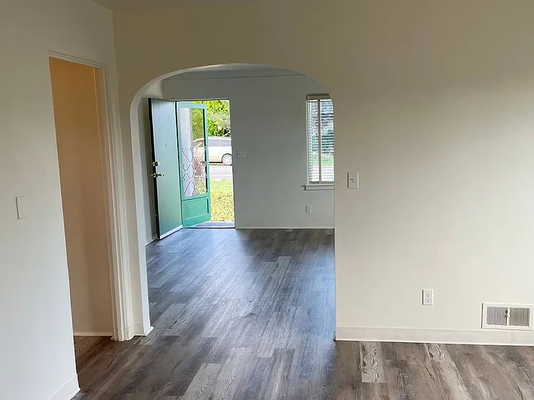 1018 S 31st Ave — Photo 2