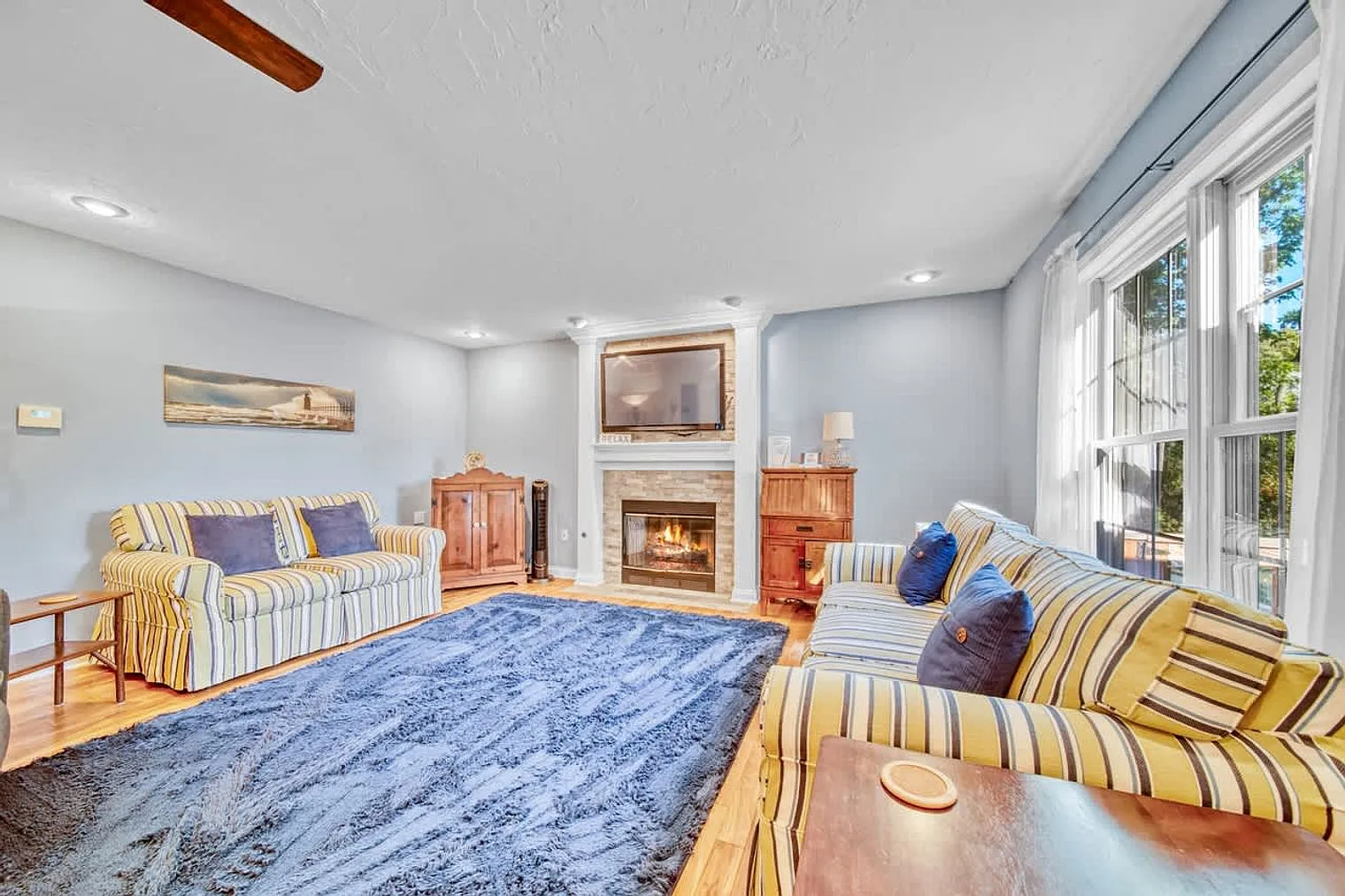 6 bed, 4.0 bath, 4596 sqft, $7,960 — Photo 2