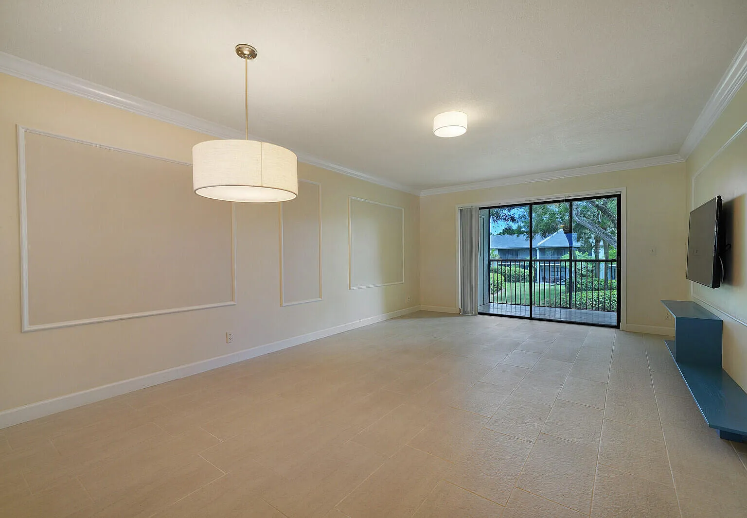 2 bed, 2.0 bath, 900 sqft, $2,700 — Photo 4