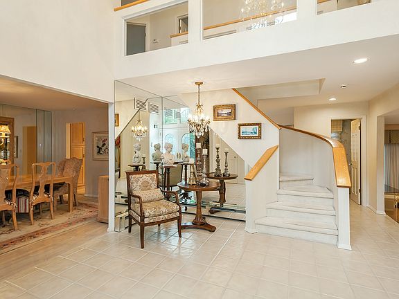 3rd image of 921 Gardiner Dr