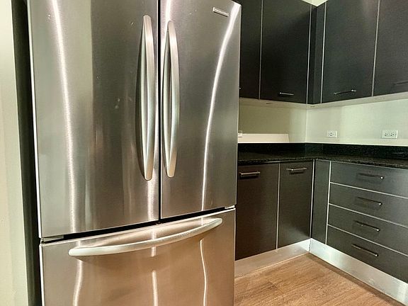 5th image of 914 W Superior St #501