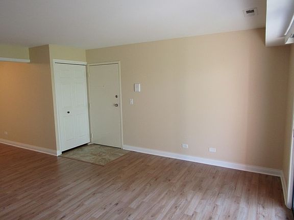 3rd image of 21W581 North Ave APT 76