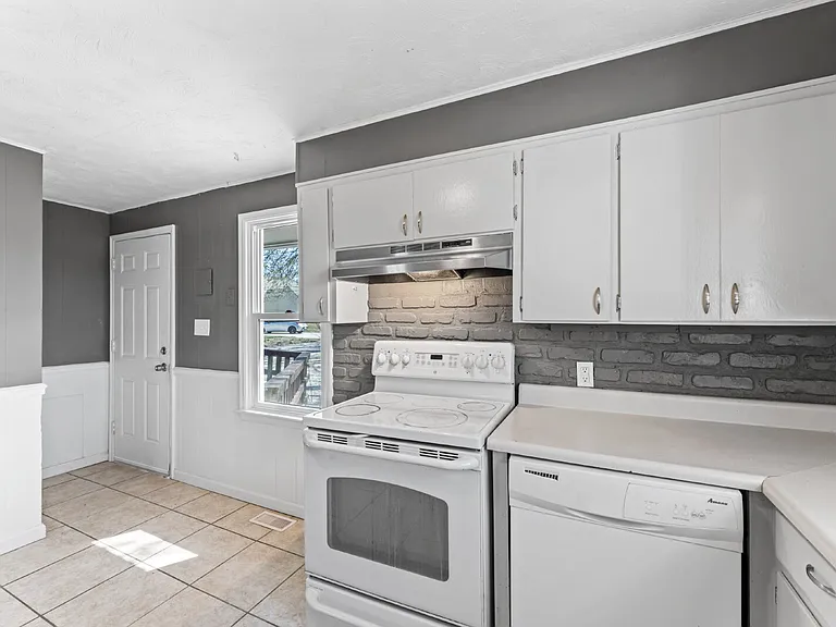 33085 W 82nd St — Photo 12