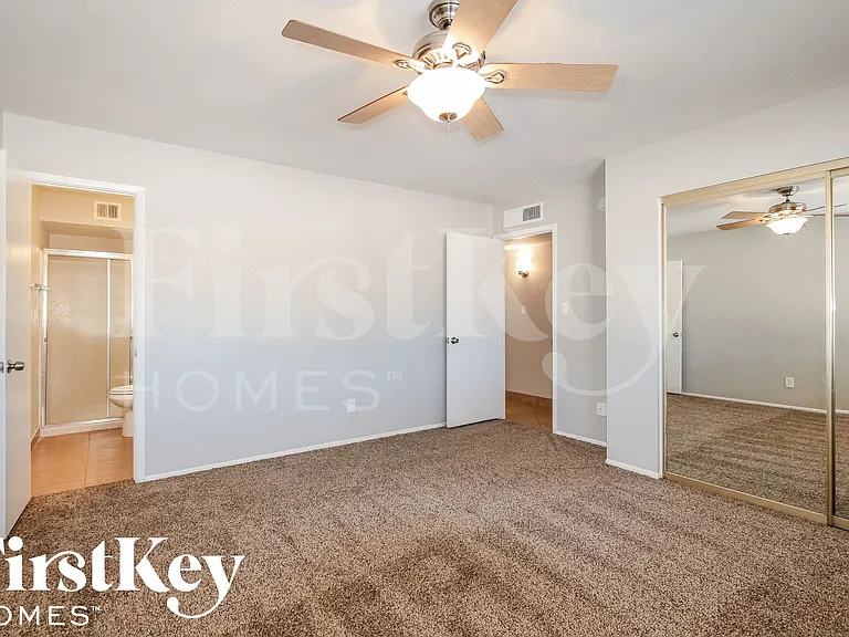 2324 E Paradise Dr — Photo 8