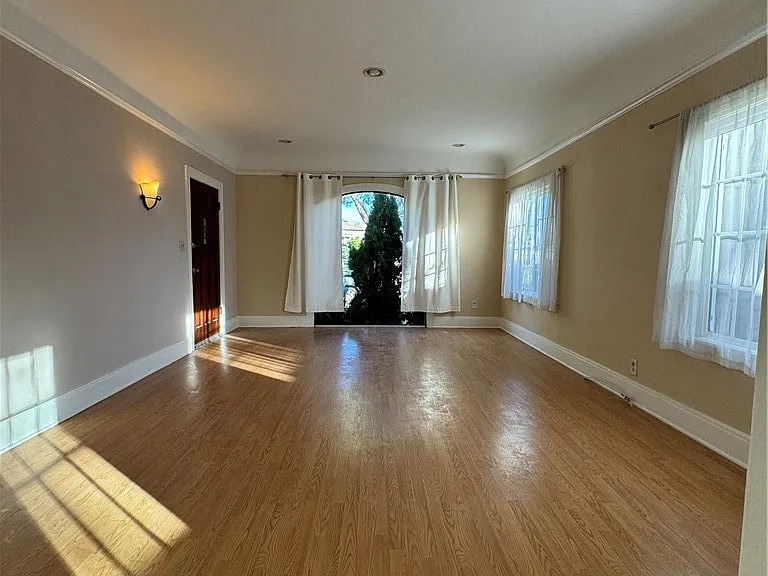 1327 S Longwood Ave #B — Photo 6