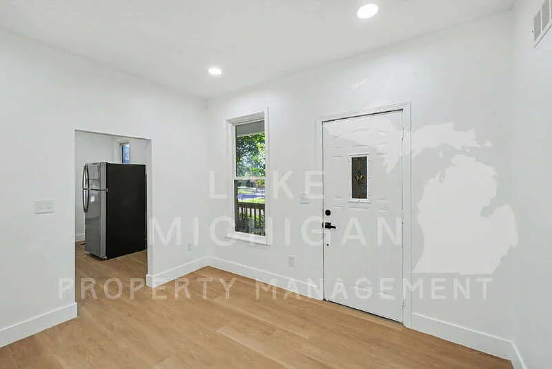 815 Davis Ave NW — Photo 3