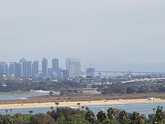 View from the living room or balcony with a cell phone. Seeing this with the naked eye is gorgeous.