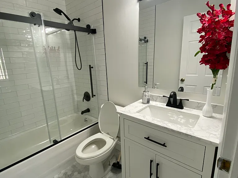 914 Van Buren Ct — Photo 1