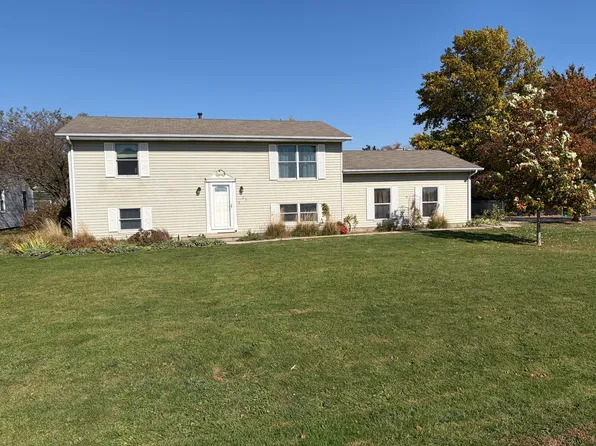 165 E Clay St, El Paso, IL 61738