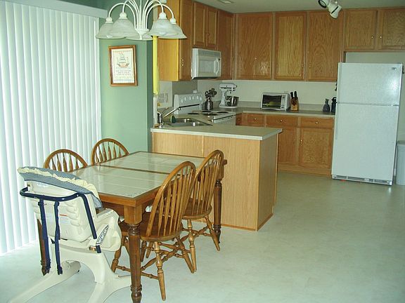 Breakfast/Dining Area
