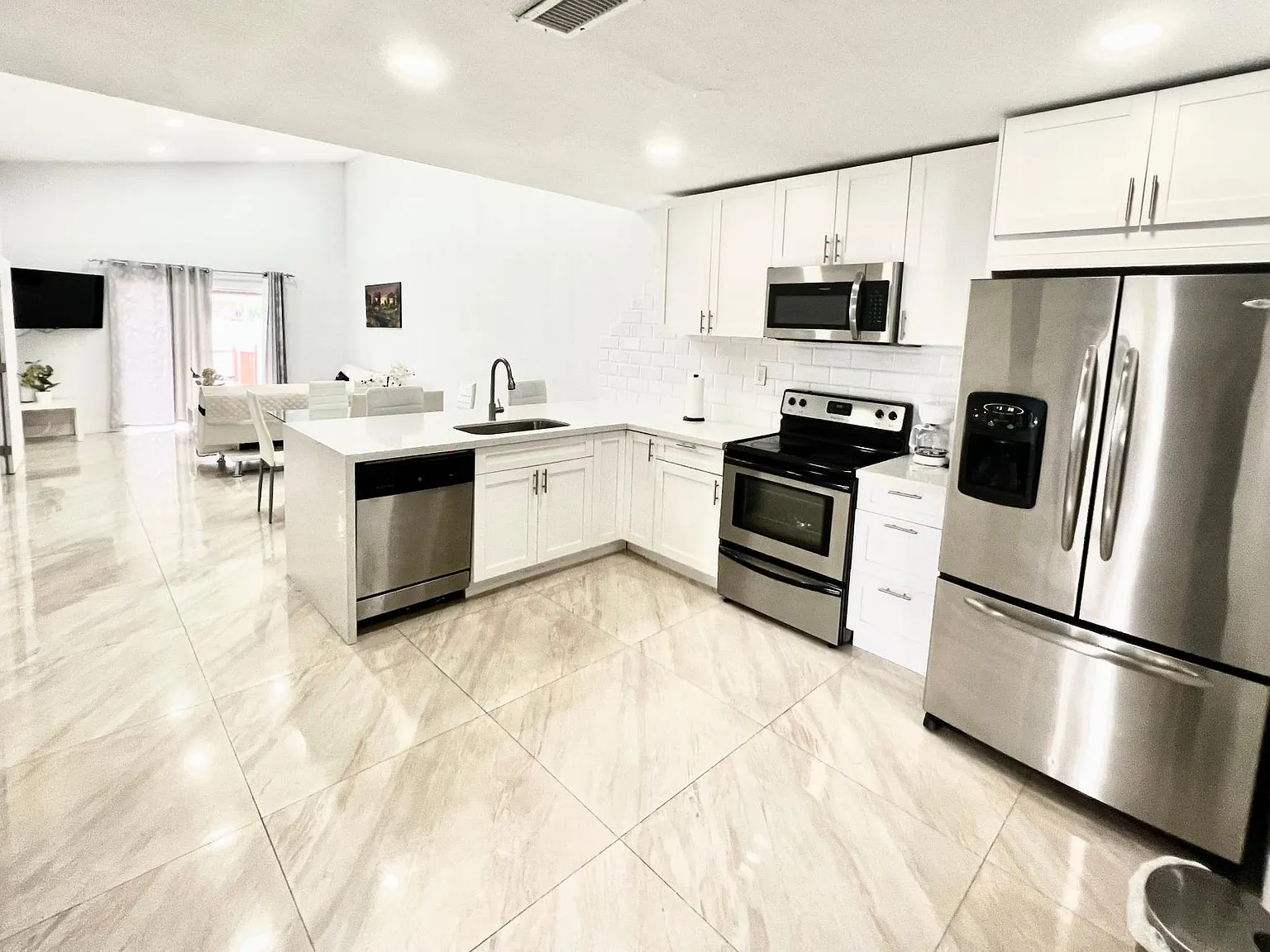 2 bed, 1100 sqft, $3,200 — Photo 2