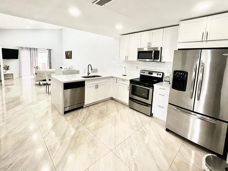 5733 SW 24th Ave — Photo 3