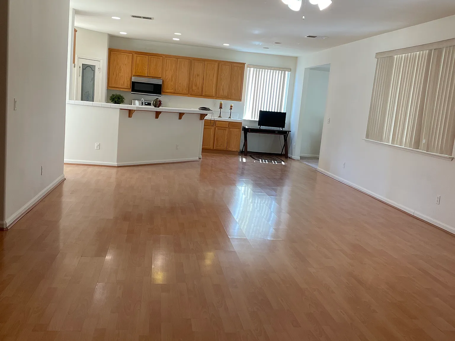 4 bed, 2816 sqft, $3,495 — Photo 4