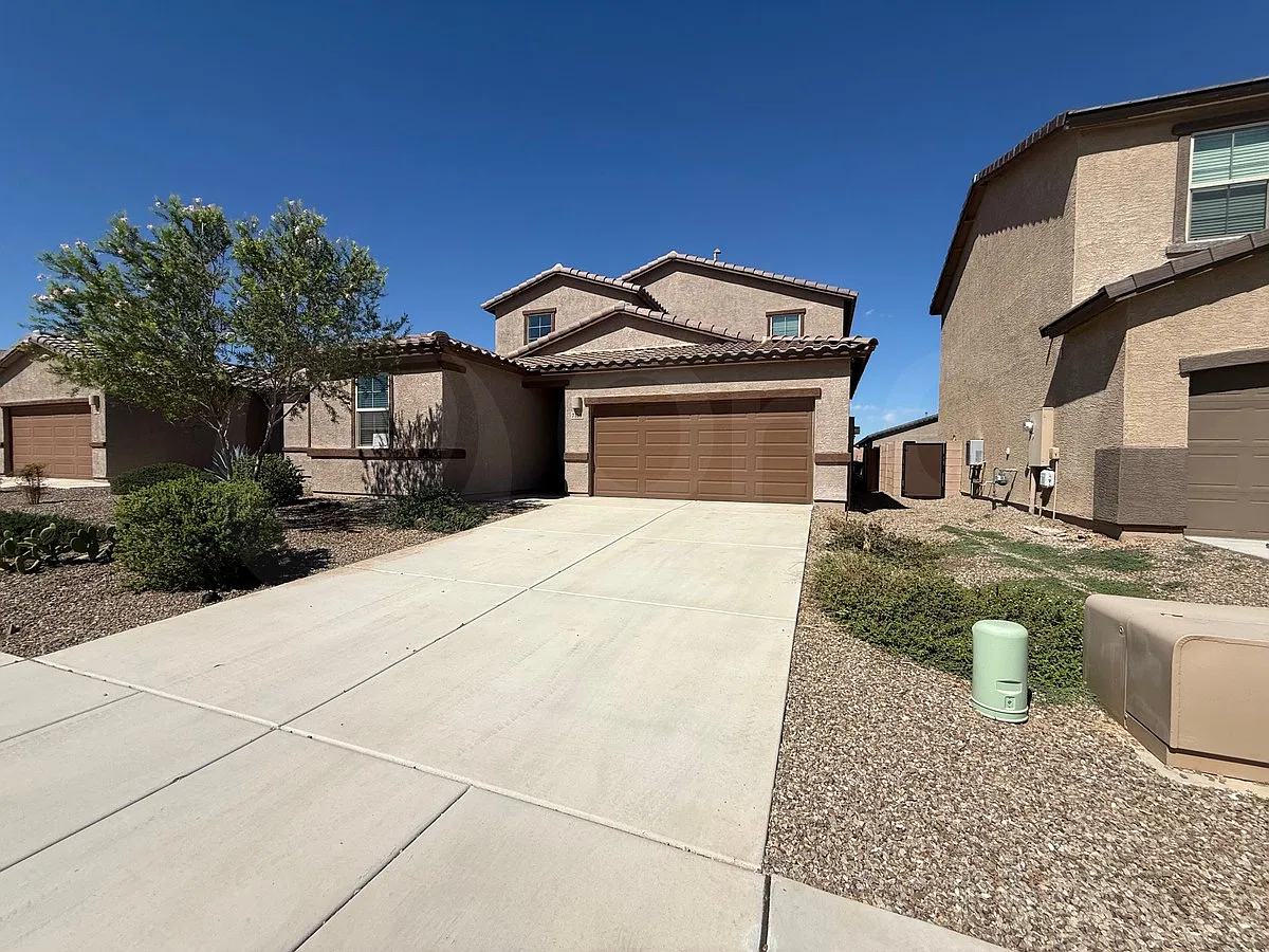 4 bed, 2.5 bath, 2208 sqft, $2,195 — Photo 2