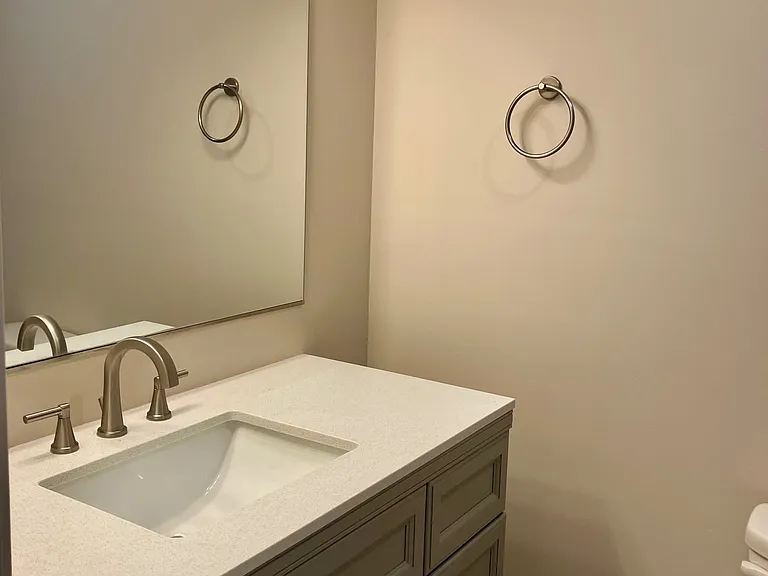 Primary en-suite bathroom