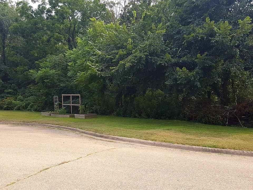 1st image of 106 Crestarms Ct