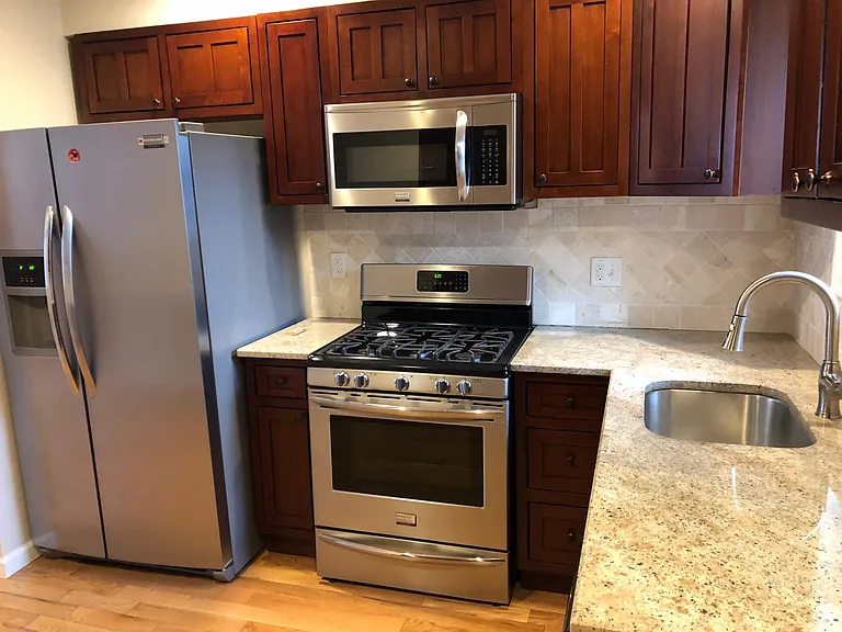 15 W Cross St — Photo 2