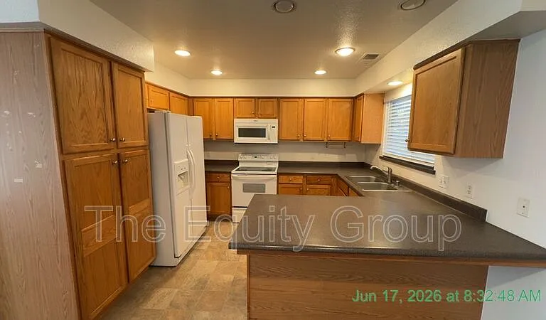 1827 E Cambridge Ct — Photo 3
