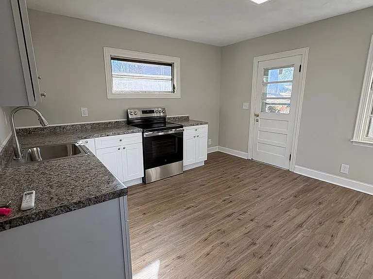 3 bedroom 3 bath in Spartanburg with Lots of Space Workshop in the garage!! — Photo 11