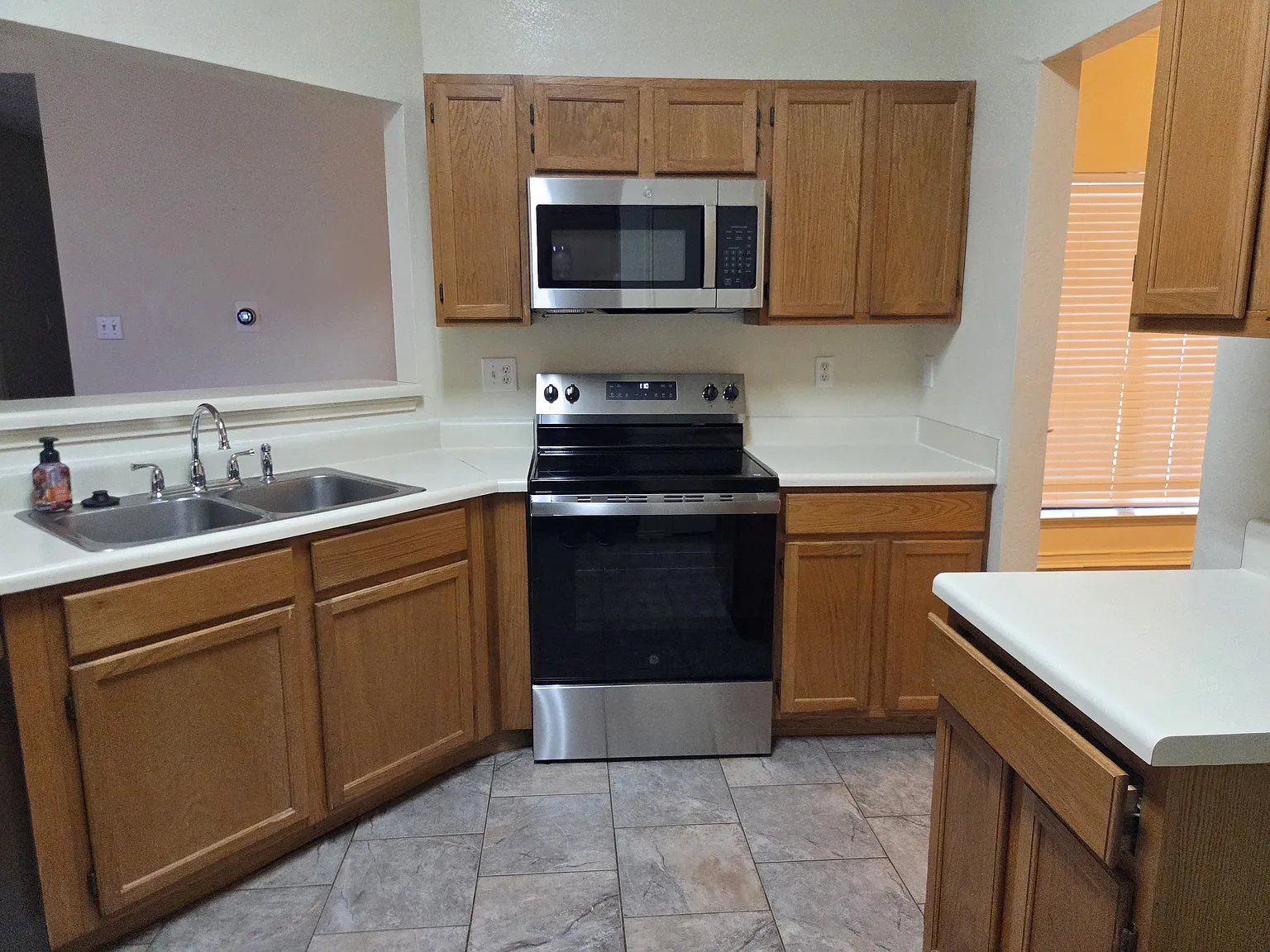 3 bed, 1400 sqft, $2,100 — Photo 4