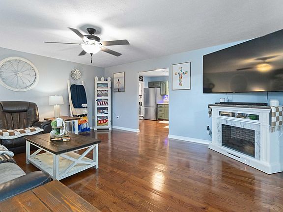 4th image of 27 Country Acres Dr