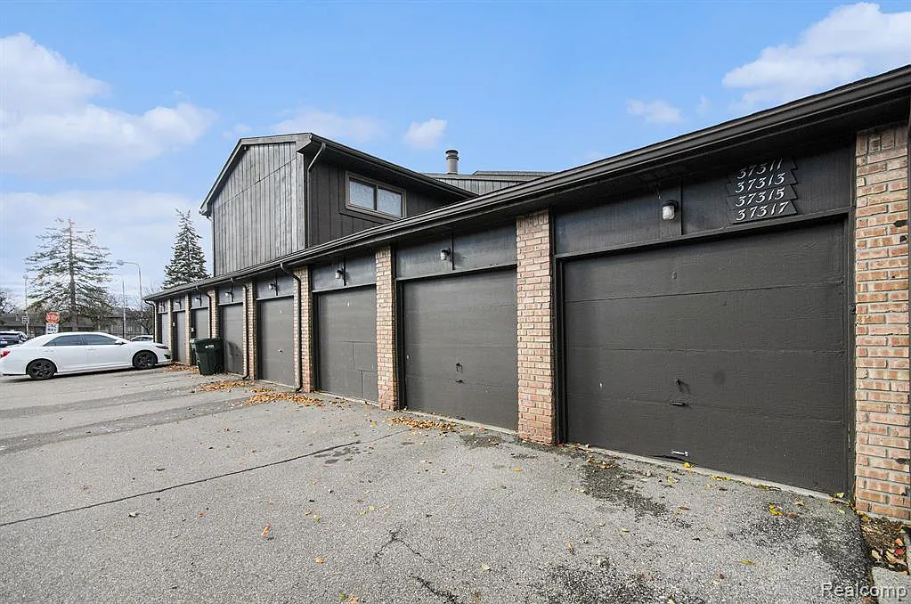 2 bed, 1.5 bath, 1277 sqft, $1,790 — Photo 4